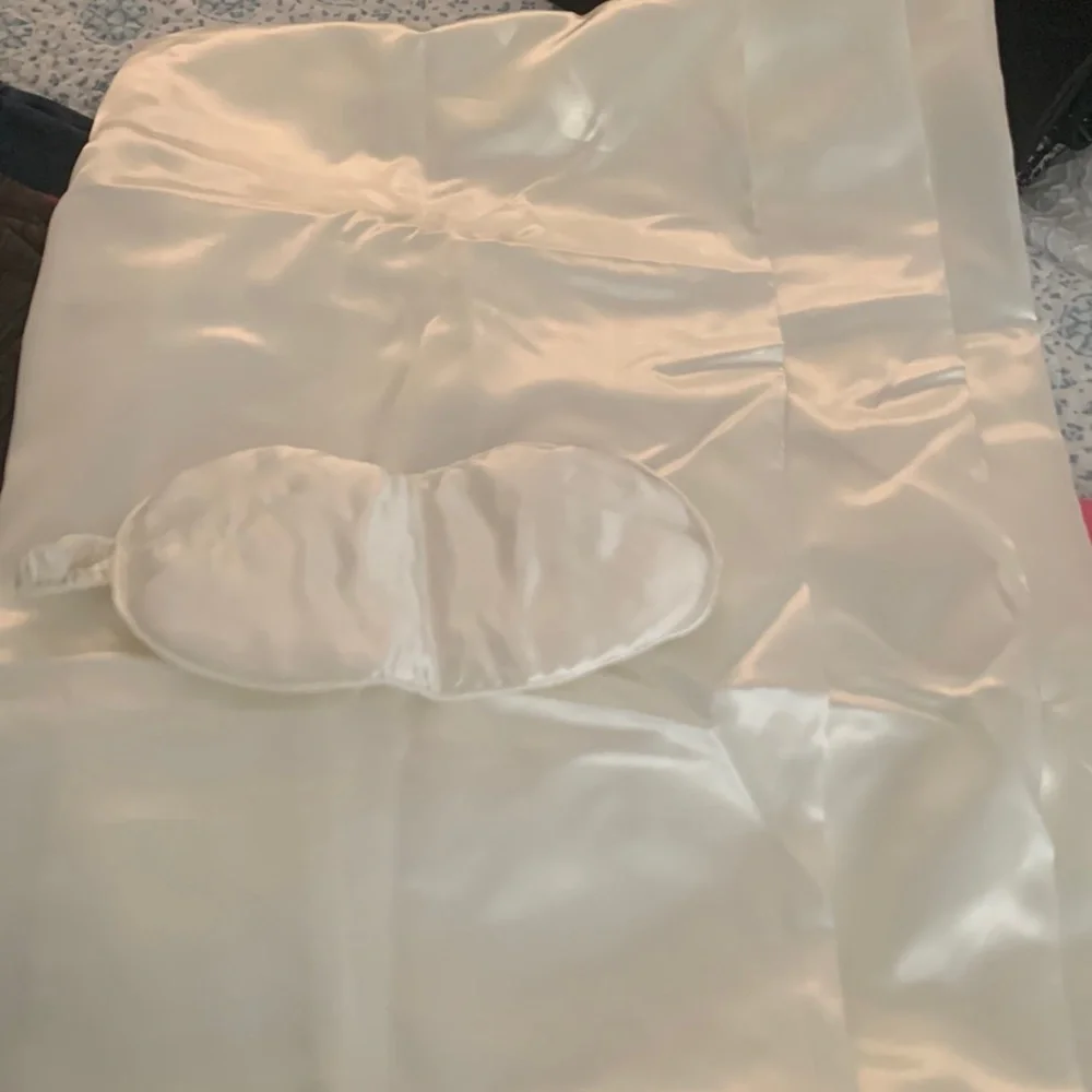 Satin pillowcases and eye mask - Picture 2 of 9